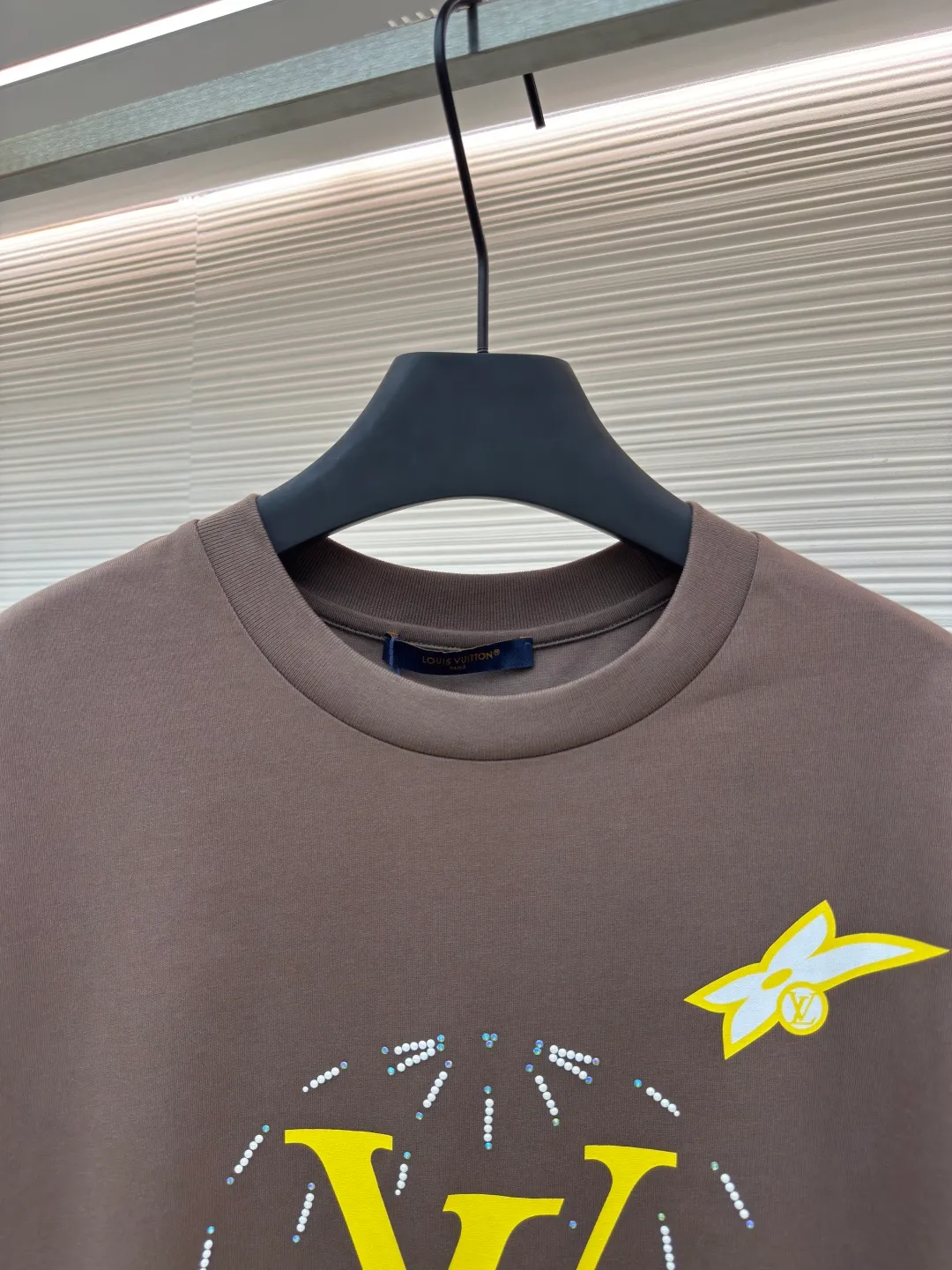LOUIS VUITTON Diamond Route Short Sleeve ●Authentic product: Purchased and developed by 11030 ●Item number: 1680223-A25 ●Fabric: pure cotton fabric ●Technology: hot diamond ●Version: fitted version ●Weight: about 320g ●Size: XS-S-M-L ●Description: Made of 15S plain weave high-quality cotton, 230g; with 32S double yarn thread, 300g. The fabric is made of high-quality pure cotton fabric woven in a plain weave. The fabric printed with environmentally friendly glue feels soft and comfortable, and is suitable for close-fitting wear. It also has good color brightness and hiding power, and can present colorful pattern effects. Flower positioning rhinestone hot diamond printing is a unique and gorgeous decorative process, and the material is customized in shape and size. The overall wiring is straight and delicate, the fabric is comfortable and soft, and the color is consistent without color difference. It can be matched with the same style to create a fashionable look and control various occasions. Customized accessories, complete with three standards, same style for men and women!